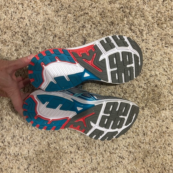 Brand new Brooks tennis shoes size 9 - Picture 4 of 5